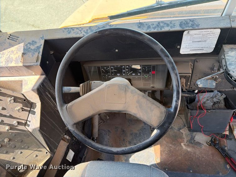 image for item EF6435 2001 International 3800 school bus