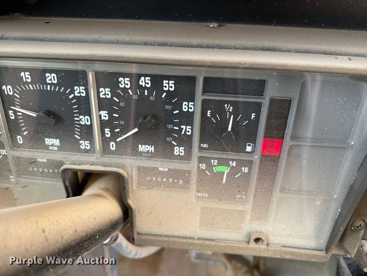 image for item EF6435 2001 International 3800 school bus
