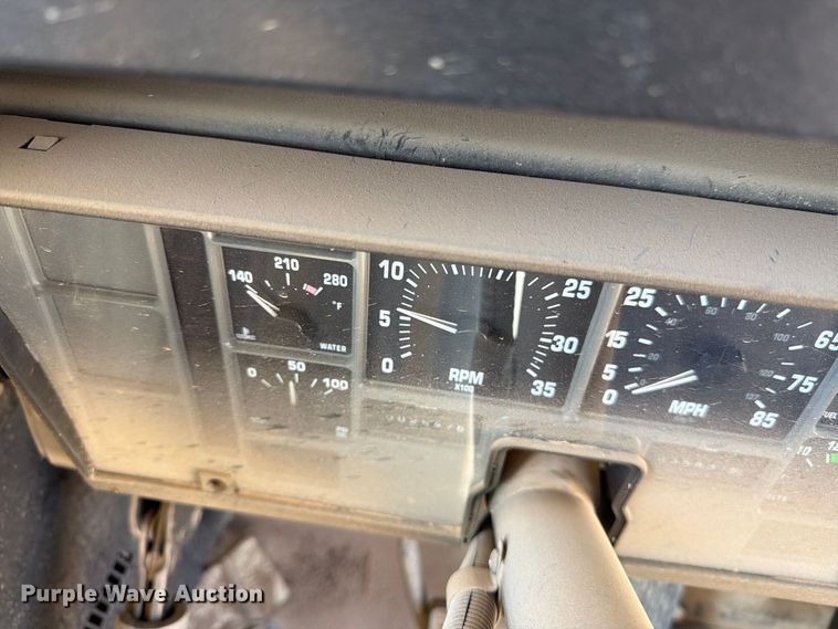 image for item EF6435 2001 International 3800 school bus