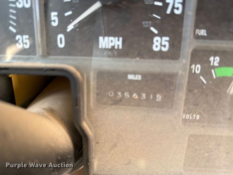 image for item EF6435 2001 International 3800 school bus