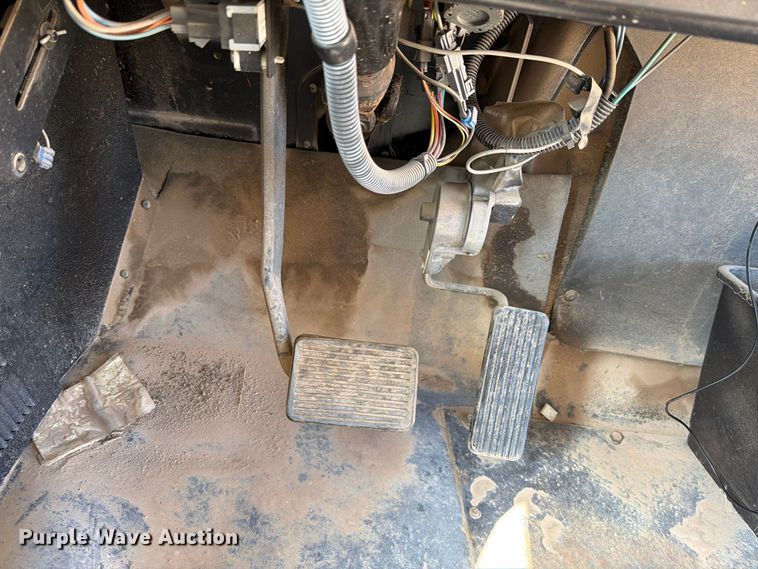 image for item EF6435 2001 International 3800 school bus