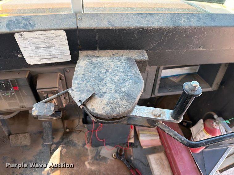 image for item EF6435 2001 International 3800 school bus