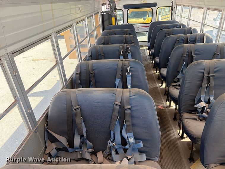 image for item EF6435 2001 International 3800 school bus