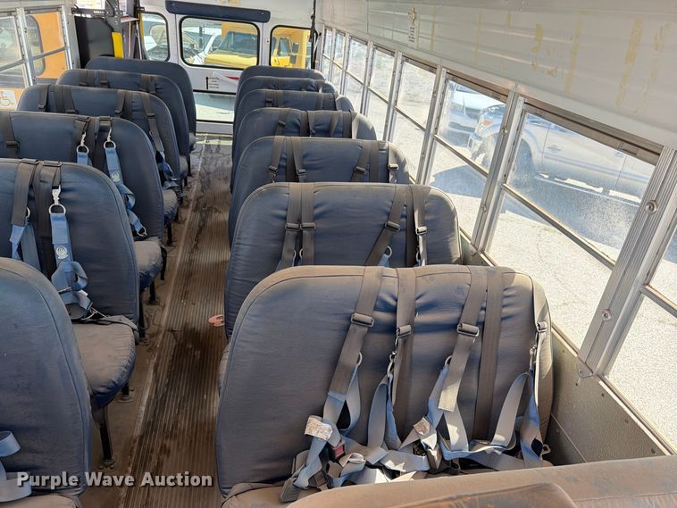 image for item EF6435 2001 International 3800 school bus