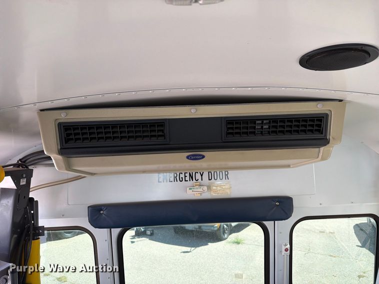 image for item EF6435 2001 International 3800 school bus