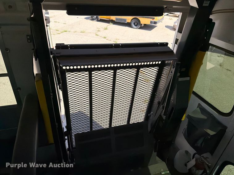 image for item EF6435 2001 International 3800 school bus