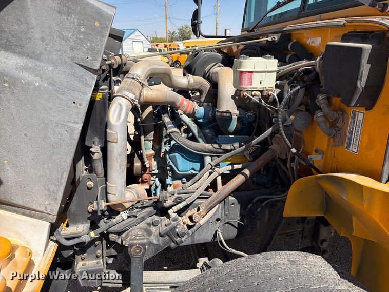 image for item EF6435 2001 International 3800 school bus