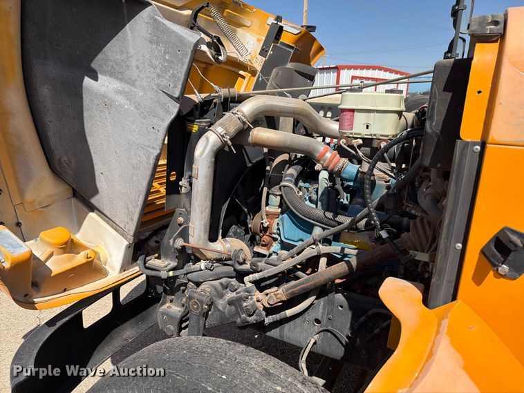 image for item EF6435 2001 International 3800 school bus