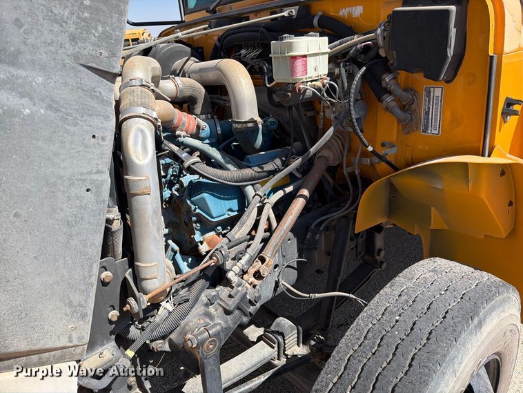 image for item EF6435 2001 International 3800 school bus