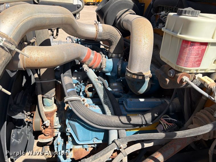 image for item EF6435 2001 International 3800 school bus