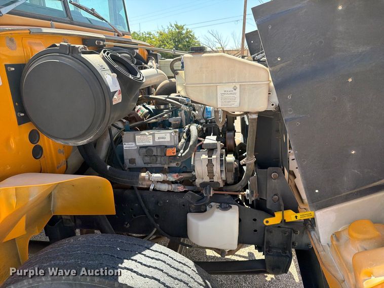 image for item EF6435 2001 International 3800 school bus