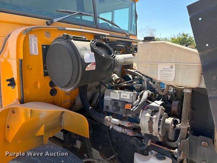 image for item EF6435 2001 International 3800 school bus