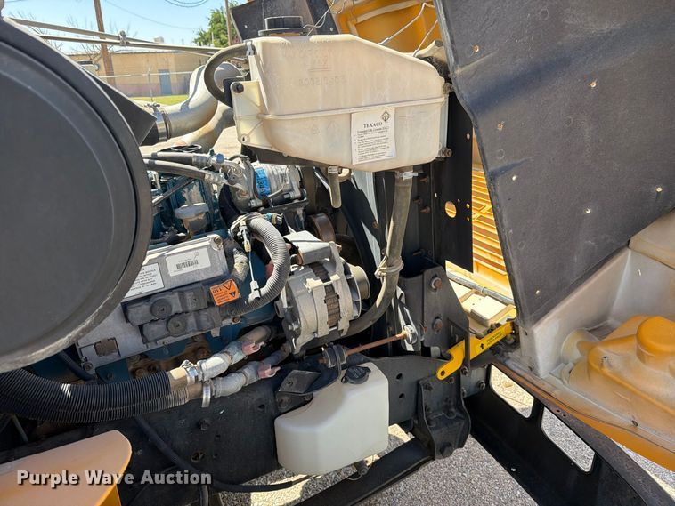 image for item EF6435 2001 International 3800 school bus