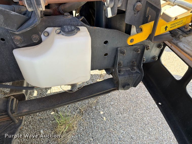 image for item EF6435 2001 International 3800 school bus