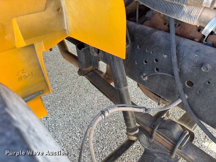 image for item EF6435 2001 International 3800 school bus