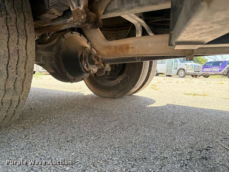 image for item EF6435 2001 International 3800 school bus
