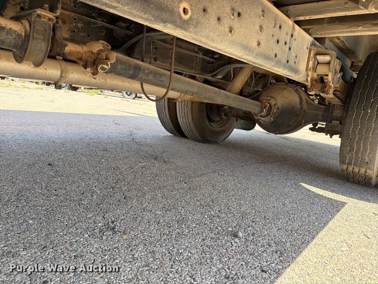 image for item EF6435 2001 International 3800 school bus