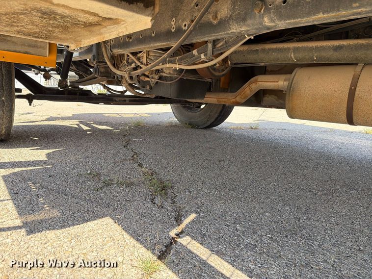image for item EF6435 2001 International 3800 school bus