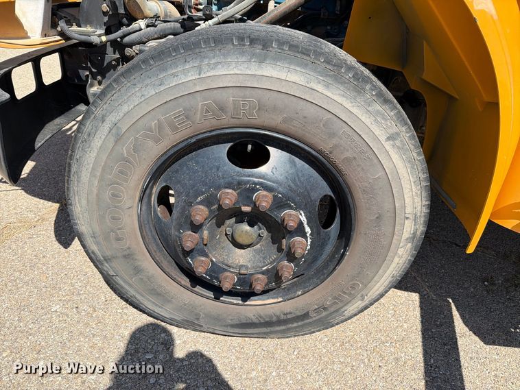 image for item EF6435 2001 International 3800 school bus
