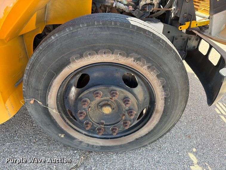 image for item EF6435 2001 International 3800 school bus