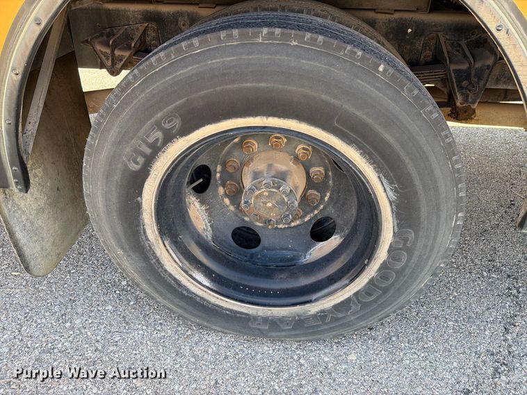 image for item EF6435 2001 International 3800 school bus