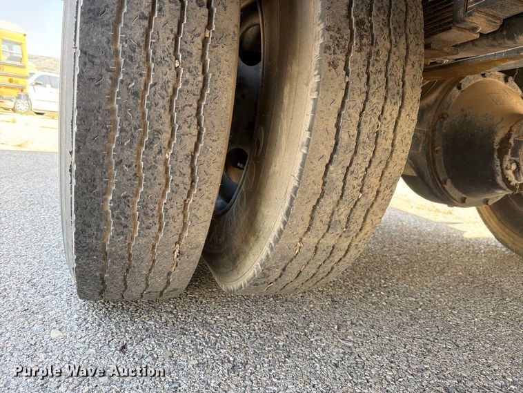 image for item EF6435 2001 International 3800 school bus