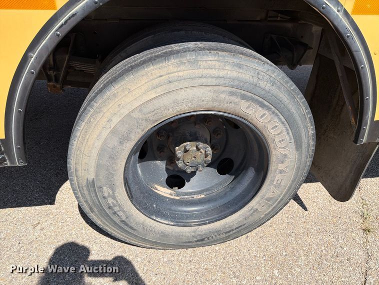 image for item EF6435 2001 International 3800 school bus
