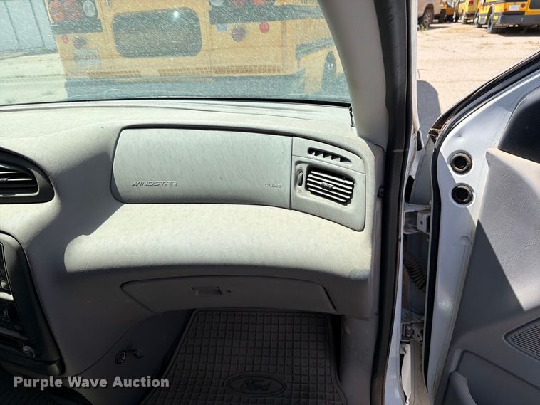image for item EF6440 2000 Ford Windstar van