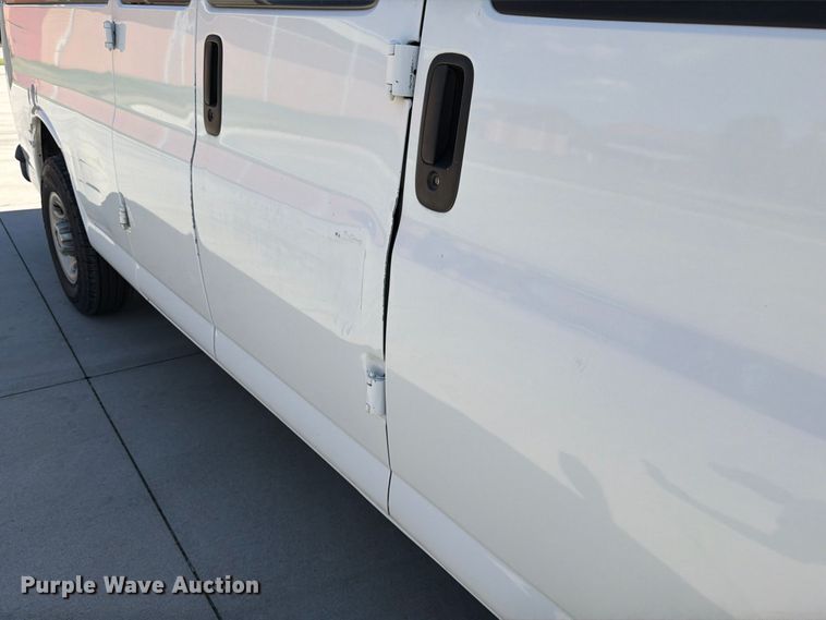 image for item EP7570 2006 Chevrolet Express 3500 van