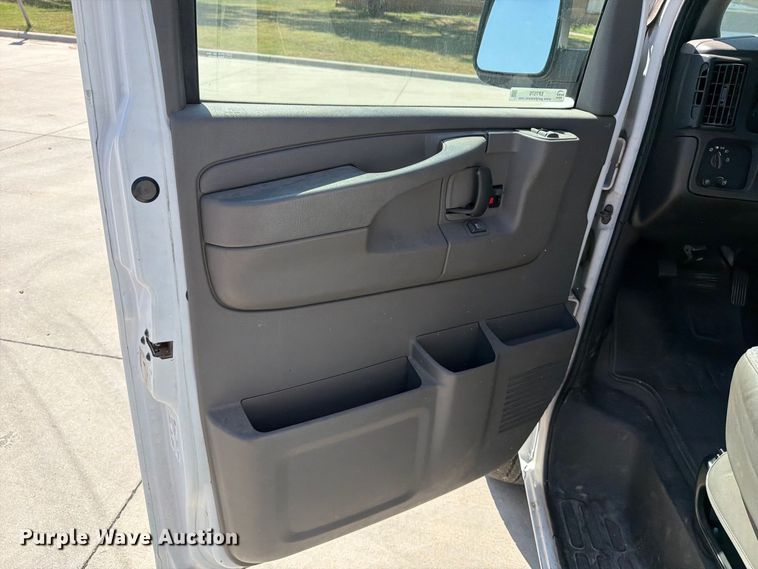 image for item EP7570 2006 Chevrolet Express 3500 van