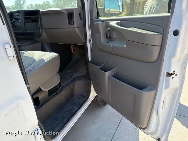 image for item EP7570 2006 Chevrolet Express 3500 van