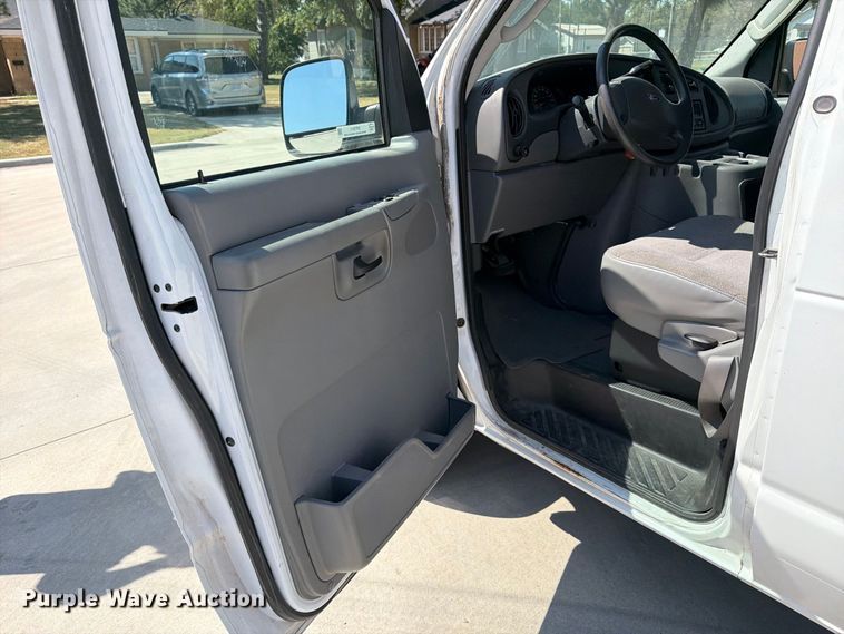 image for item EP7571 2003 Ford E350 van