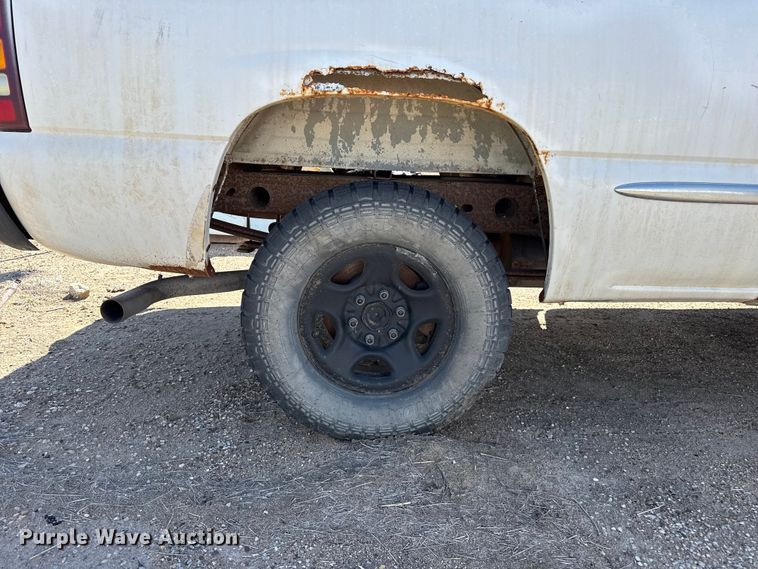 image for item EW4037 2000 GMC Sierra 1500 Ext. Cab pickup truck