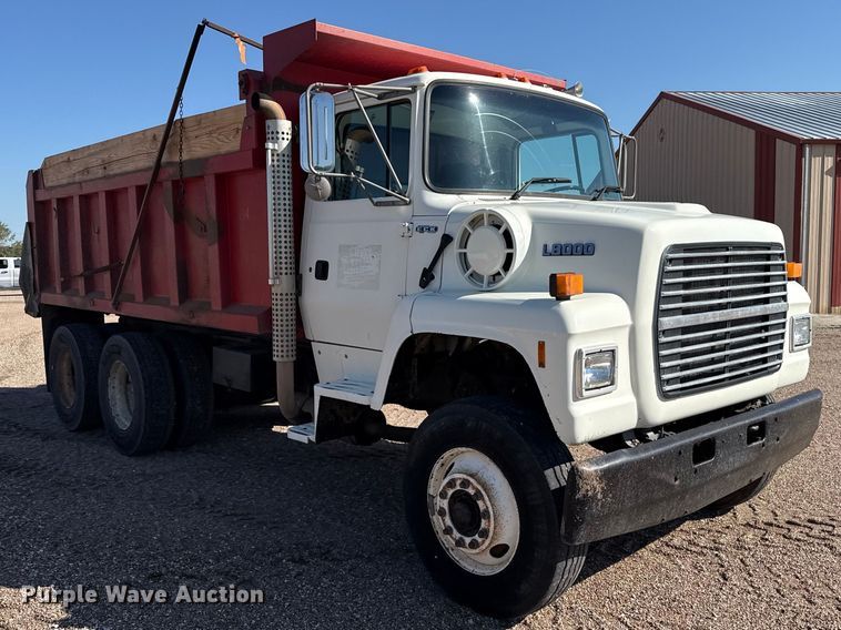 image for item EW4249 1995 Ford L8000 dump truck