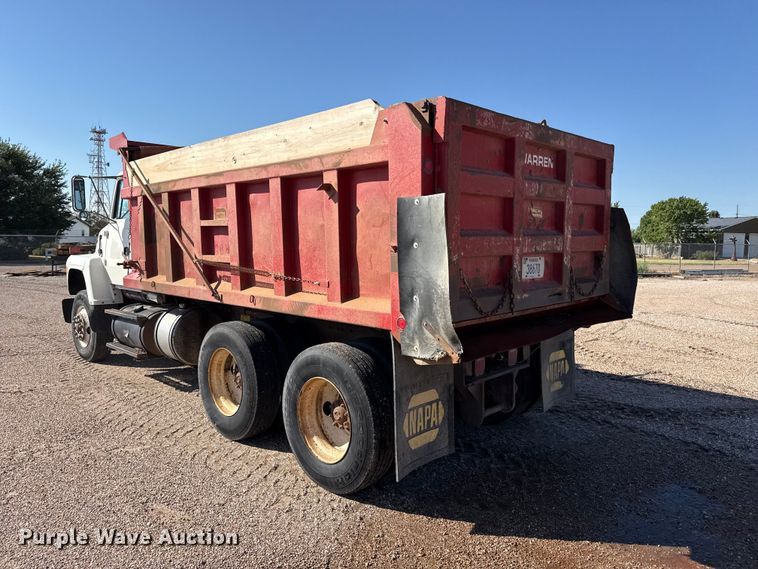image for item EW4249 1995 Ford L8000 dump truck