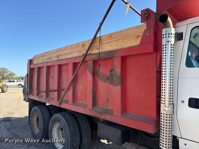 image for item EW4249 1995 Ford L8000 dump truck