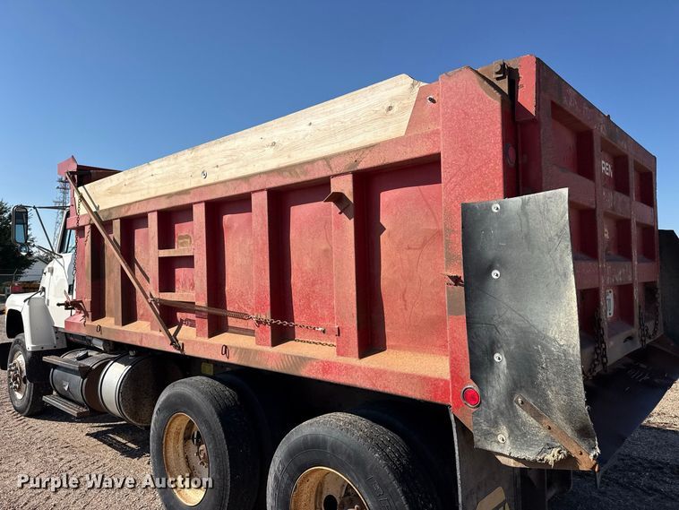 image for item EW4249 1995 Ford L8000 dump truck