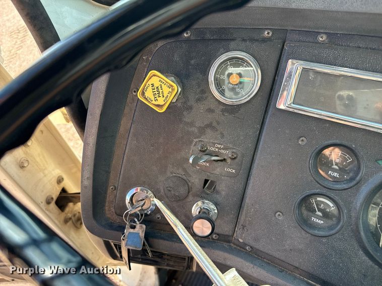 image for item EW4249 1995 Ford L8000 dump truck