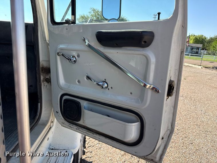 image for item EW4249 1995 Ford L8000 dump truck