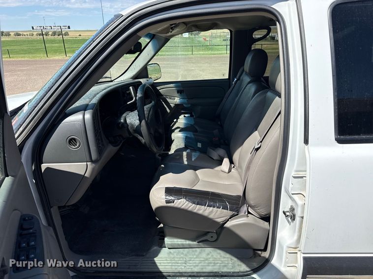 image for item EW4280 2004 Chevrolet Suburban 1500 SUV