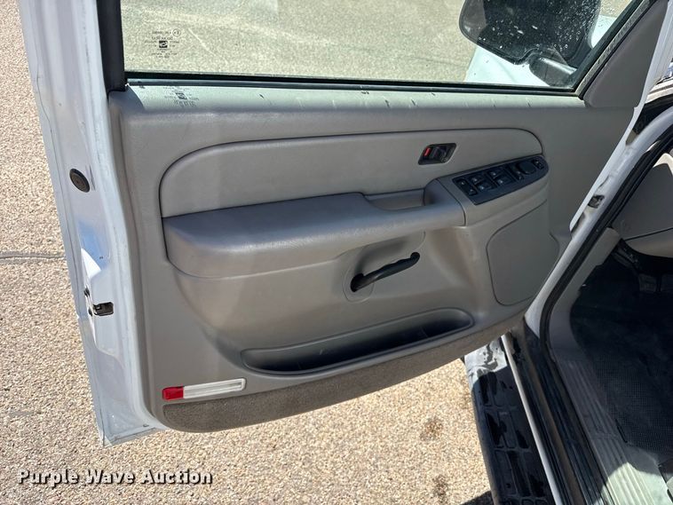 image for item EW4280 2004 Chevrolet Suburban 1500 SUV