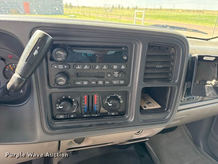 image for item EW4280 2004 Chevrolet Suburban 1500 SUV