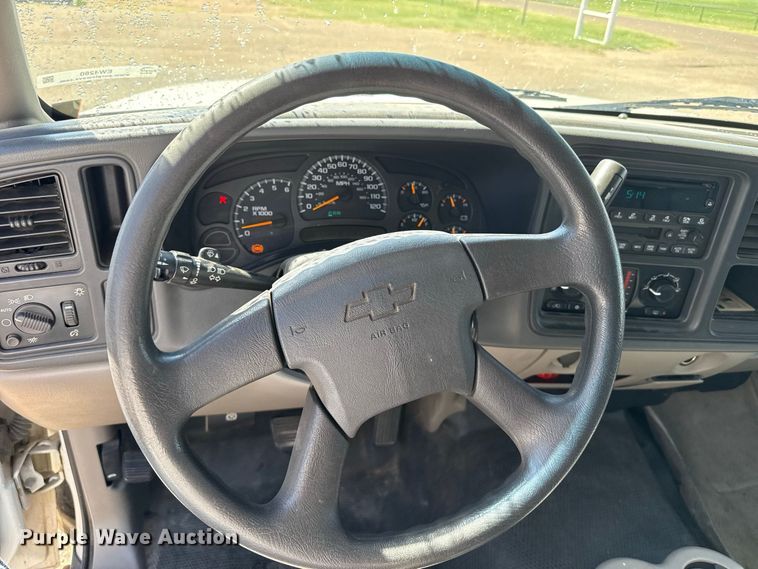 image for item EW4280 2004 Chevrolet Suburban 1500 SUV