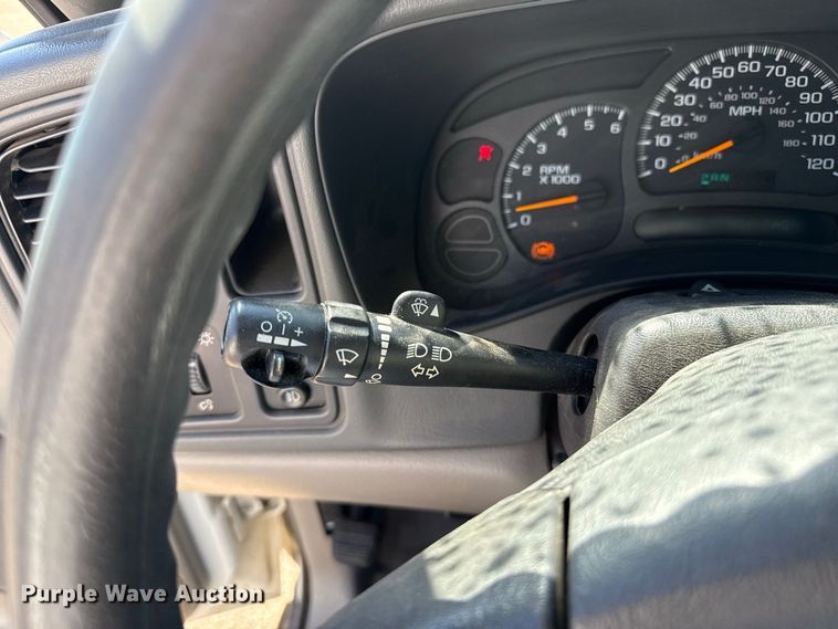 image for item EW4280 2004 Chevrolet Suburban 1500 SUV