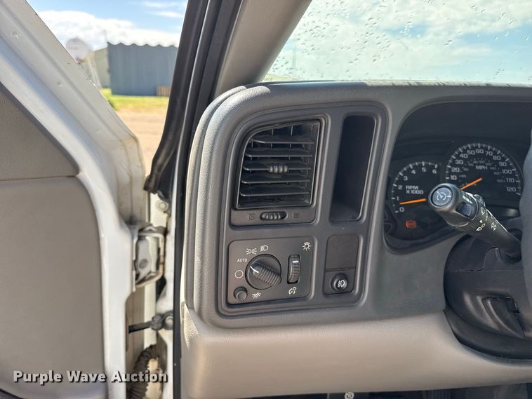 image for item EW4280 2004 Chevrolet Suburban 1500 SUV