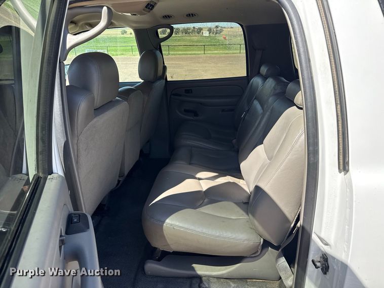 image for item EW4280 2004 Chevrolet Suburban 1500 SUV