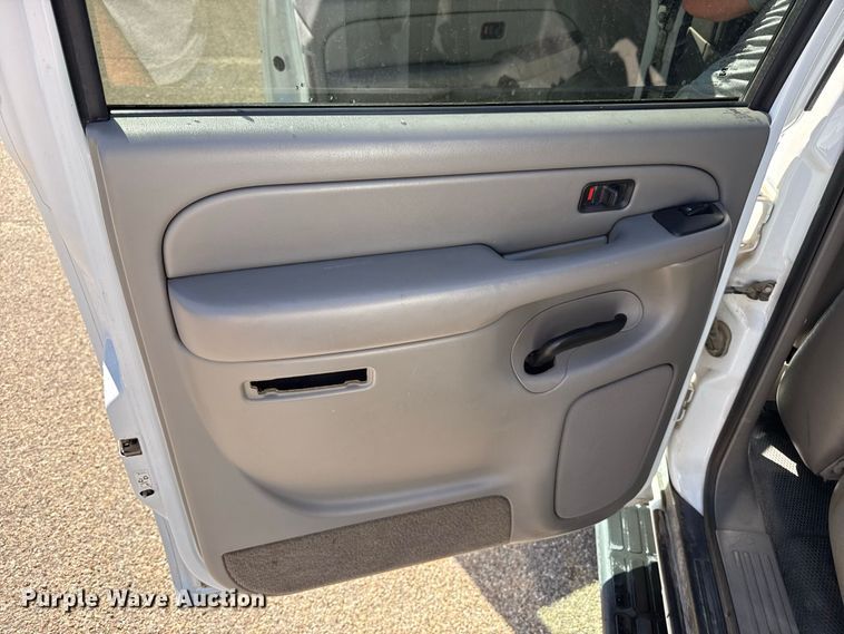 image for item EW4280 2004 Chevrolet Suburban 1500 SUV