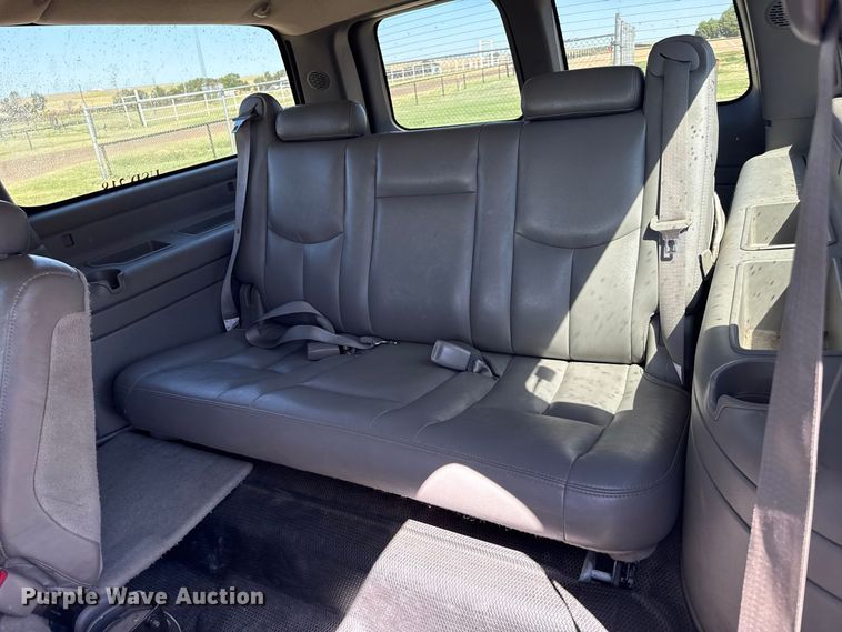 image for item EW4280 2004 Chevrolet Suburban 1500 SUV