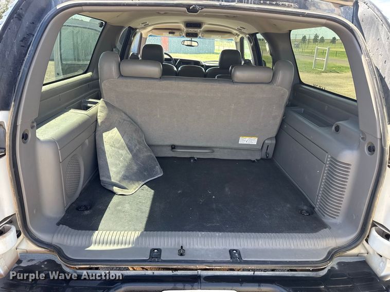 image for item EW4280 2004 Chevrolet Suburban 1500 SUV