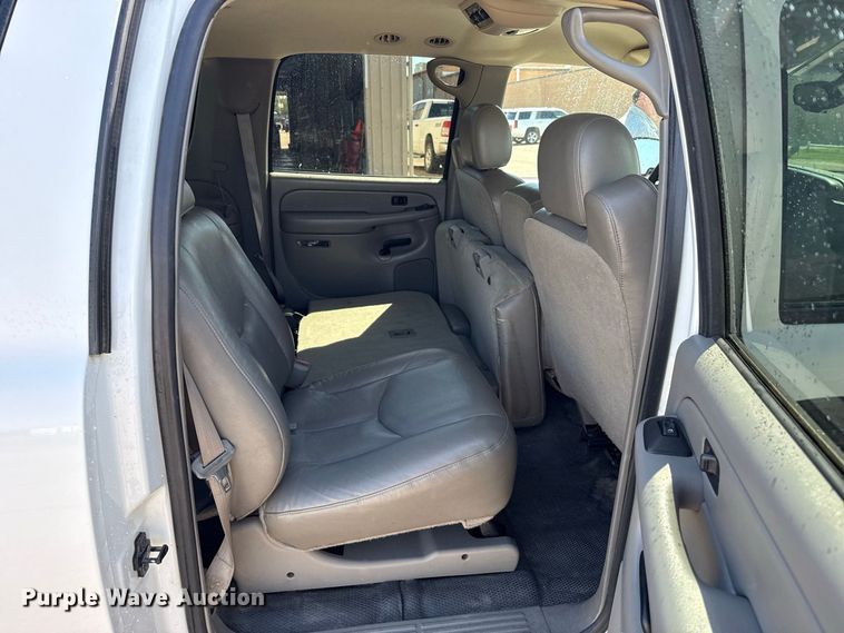 image for item EW4280 2004 Chevrolet Suburban 1500 SUV